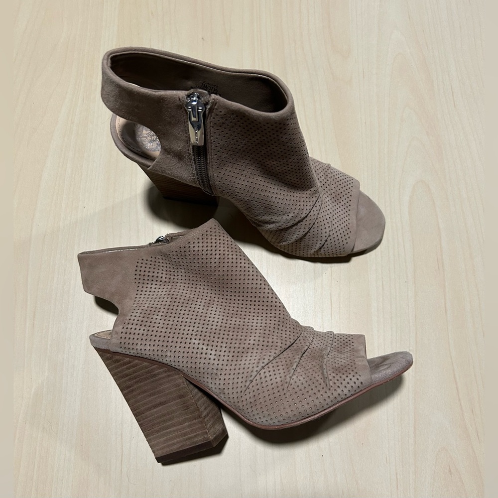 VINCE CAMUTO Kentvi Sandal